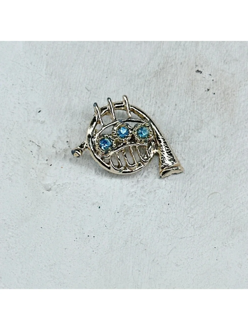 375u. Vintage Musical Instrument Brooch